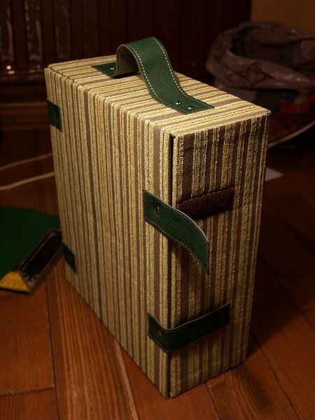 Самодельный кукольный домик из картонной коробки