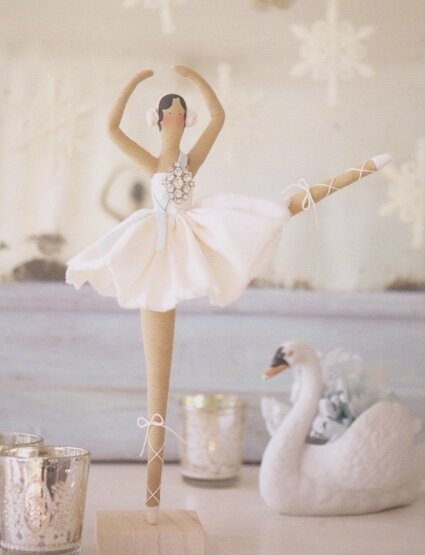2. Балерина из фетра, завязывающая пуанты