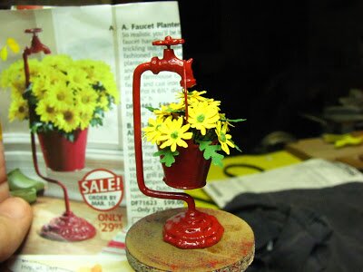 Кукольная миниатюра для сада «Ведро с цветами». Автор Kris Compas